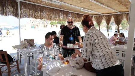 Konak Belediyesi’nden engelli bireyler ve ailelerine deniz gezisiyle yaz sevinci