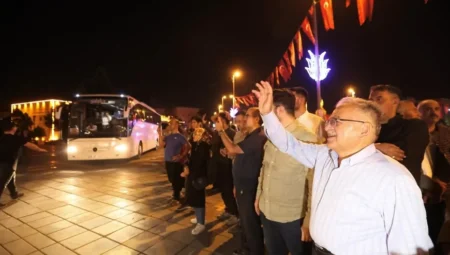 Memduh Büyükkılıç, TÜGVA Şenliği için İstanbul’a Giden Bin Kişilik Genç Heyeti Uğurladı